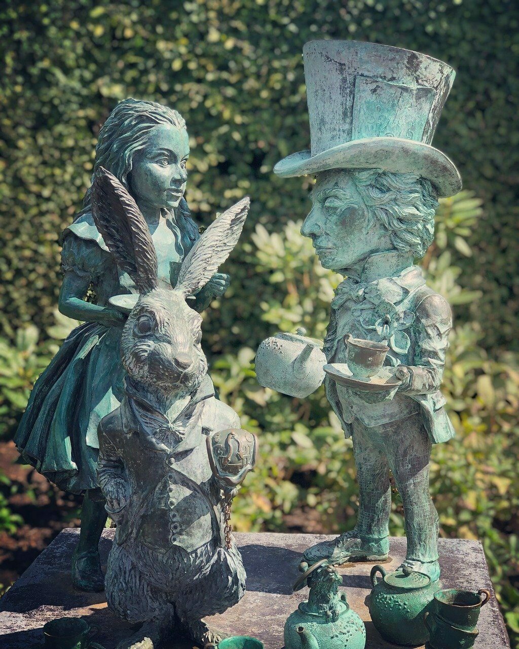 Bronze von Alice im Wunderland mit Tee